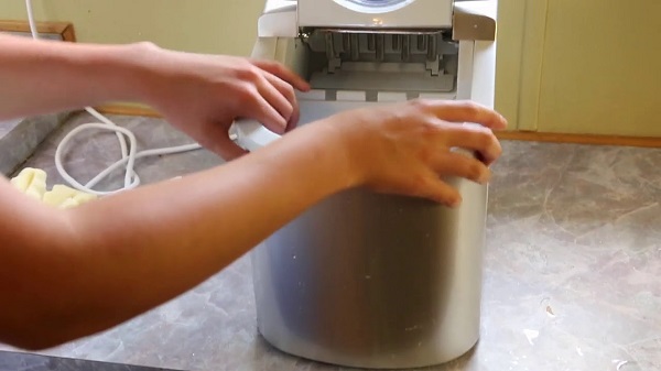 how to clean the inside of a portable ice maker