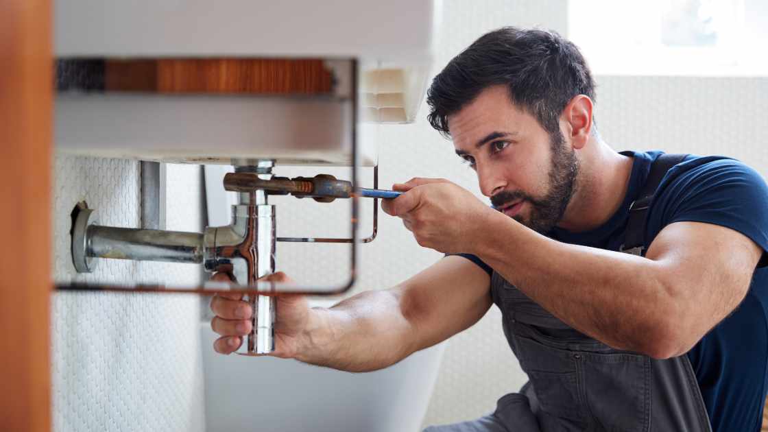 Mastering the Art of Repairing a Leaking Pipe: Essential Tips and Techniques